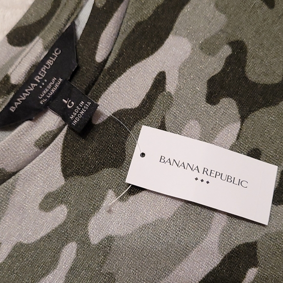 Banana Republic camo short sleeve tee - Picture 2 of 2